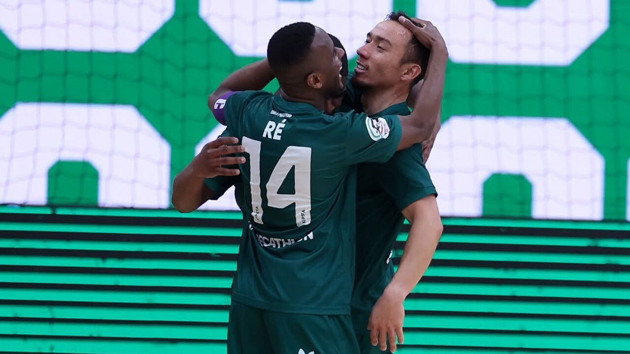 Jogadores do Leões de Porto Salvo festejam golo frente à Quinta dos Lombos