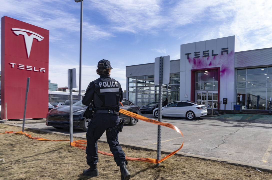 Stand da Tesla no Canadá vandalizado