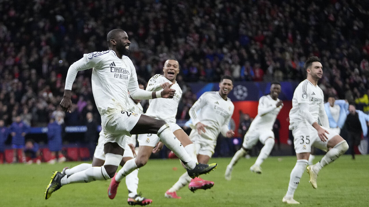 Jogadores do Real Madrid festejam após triunfo frente ao Atlético