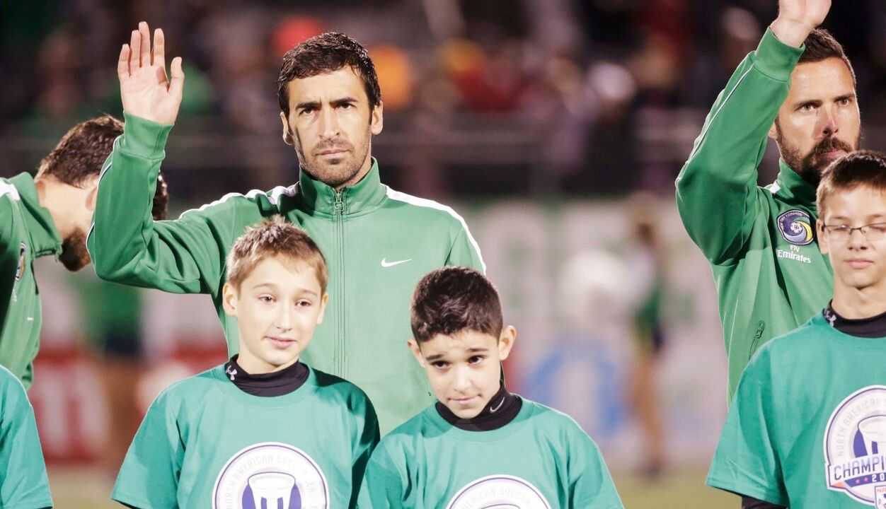 Raúl num dos últimos jogos da carreira de futebolista