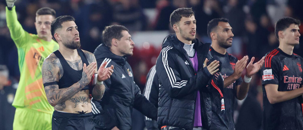 Jogadores do Benfica aplaudem os adeptos depois do apito final em Barcelos