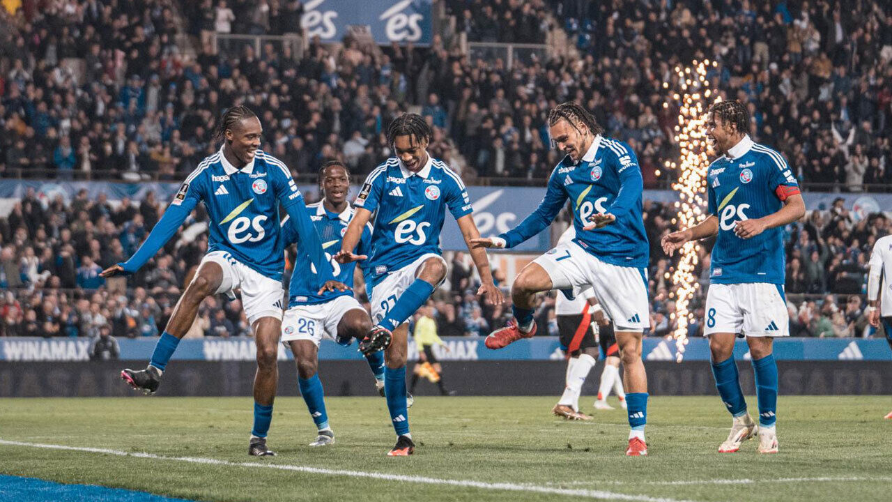 Diego Moreira (à direita) festeja um golo do Estrasburgo