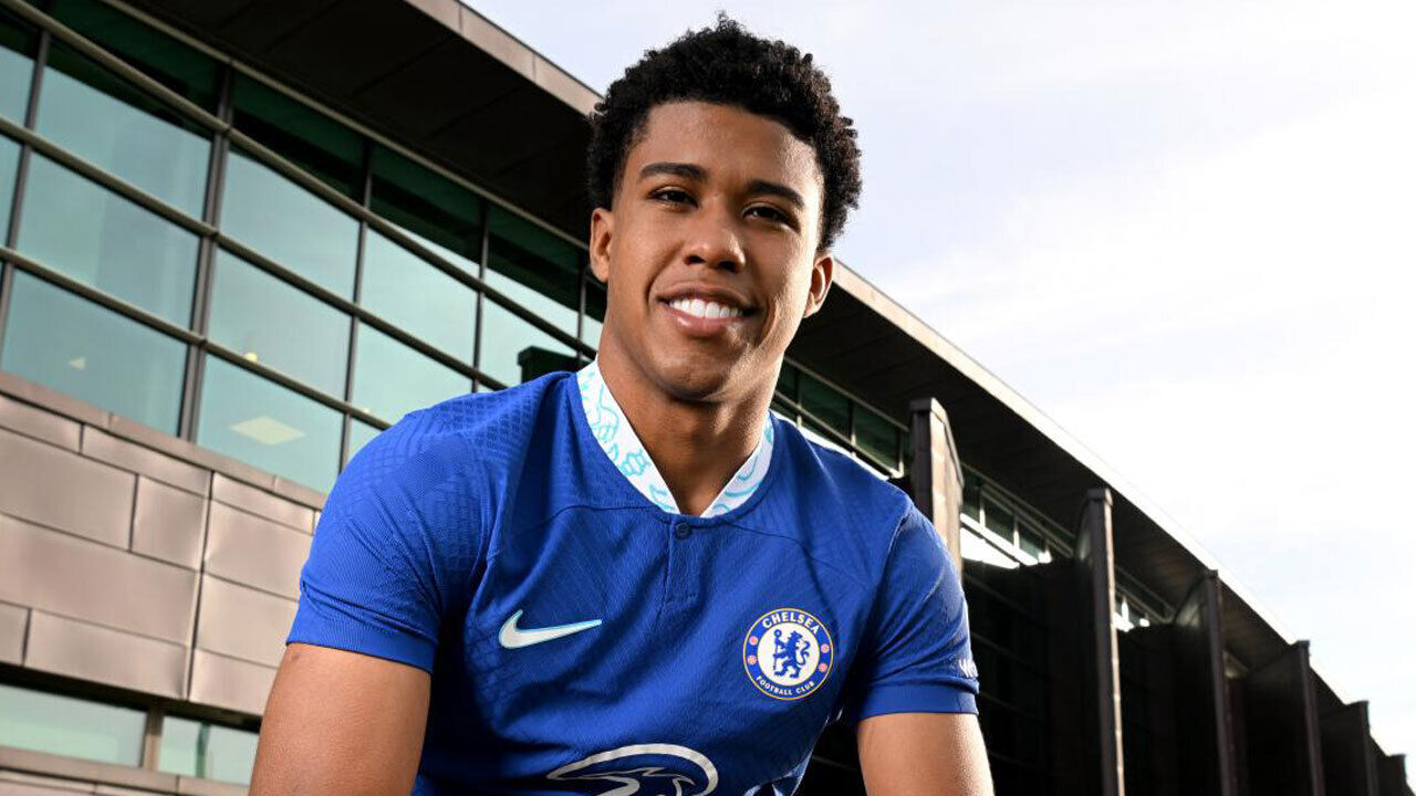 Andrey Santos pertence aos quadros do Chelsea e tem estado em foco no Estrasburgo