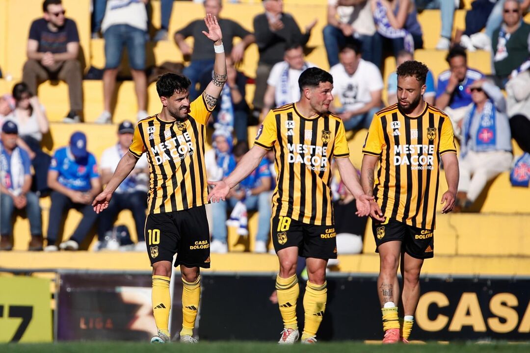 Sérgio Ribeiro (esq.)  celebra o único tiro certeiro da partida