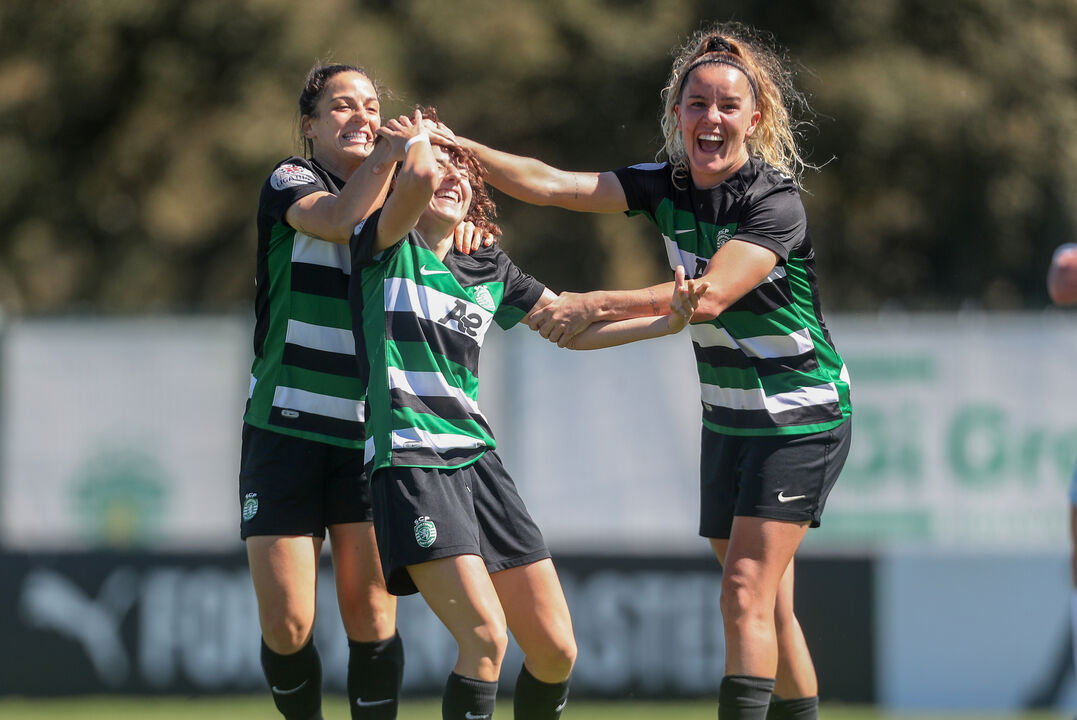 Jogadoras a festejar o golo de Joana Martins