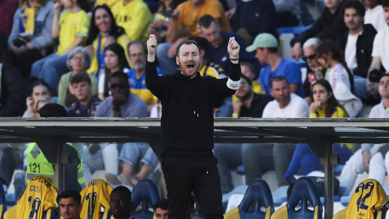 Ian Cathro a dar indicações no Estoril-FC Porto