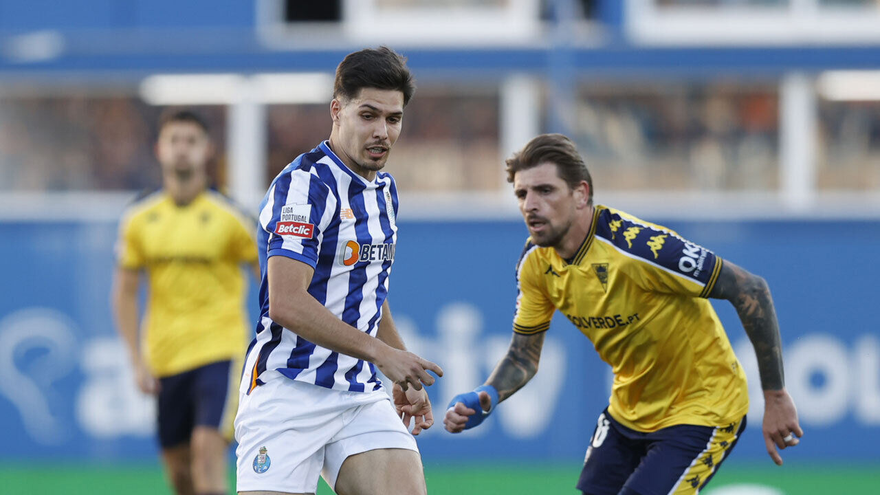 Xeka atrás de Francisco Moura