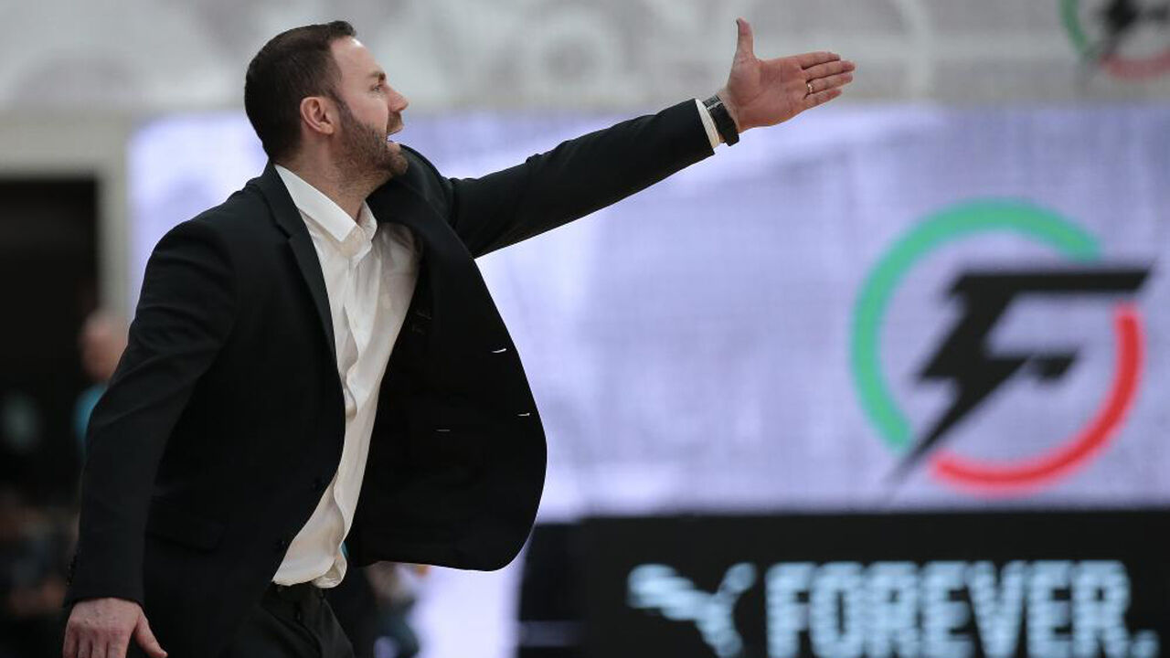 Cassiano Klein gesticula durante a partida