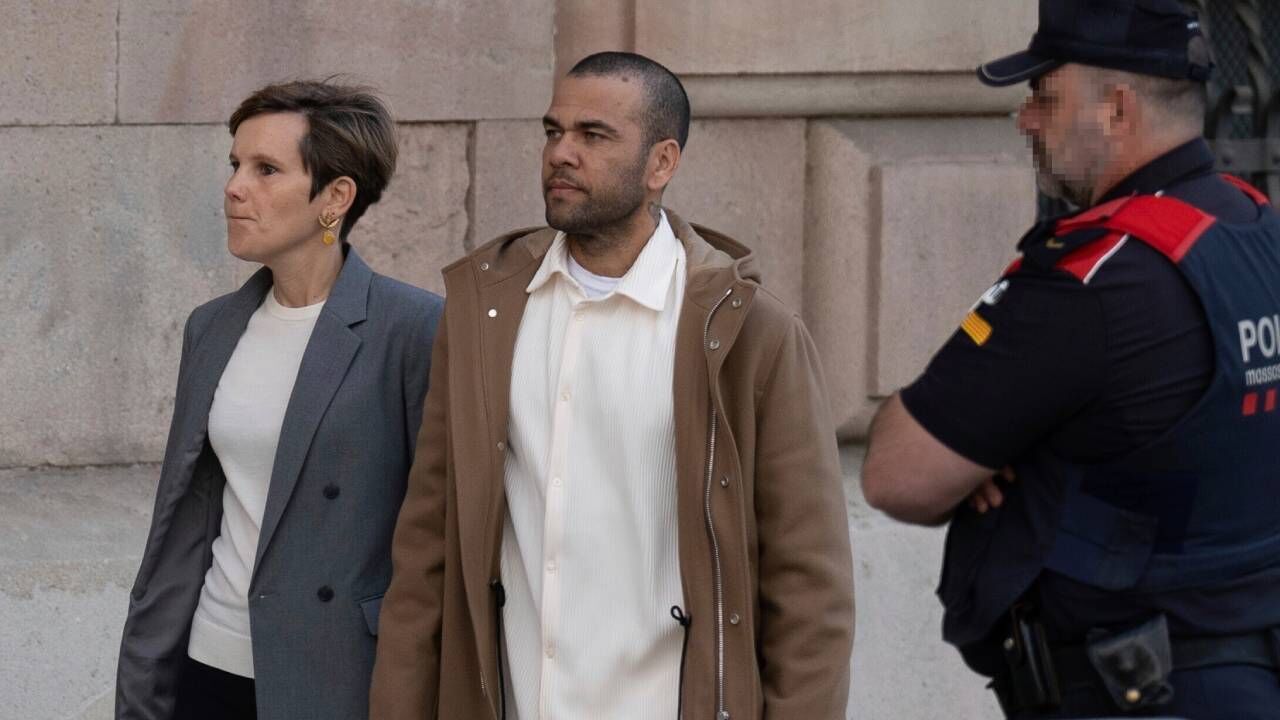 Dani Alves com a advogada à chegada ao tribunal