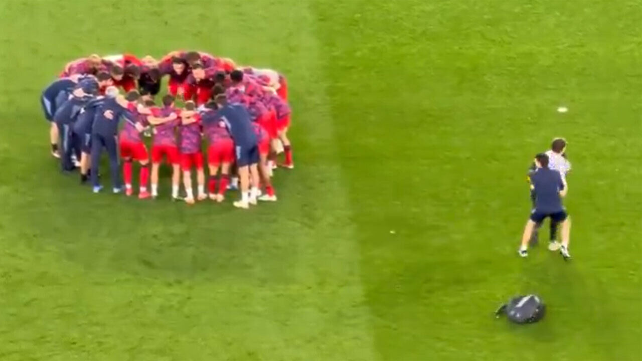 Elemento do staff do Sevilha 'atropela' apanha-bolas antes do dérbi com o Betis