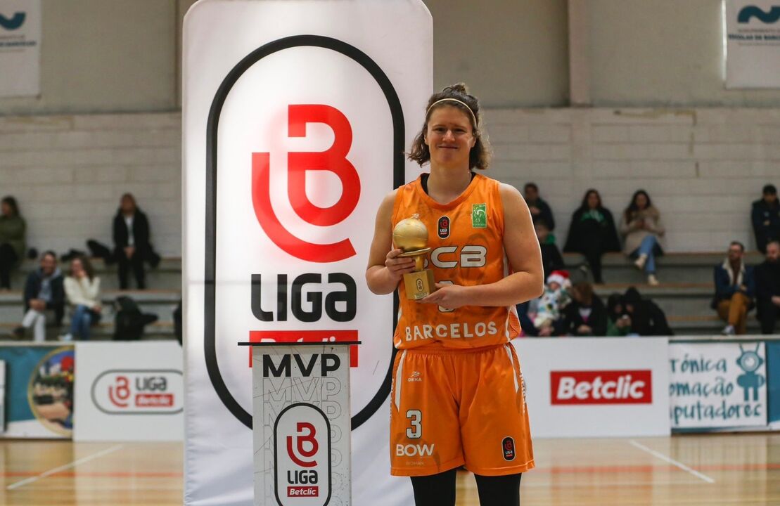 Rebecca Taylor com um dos vários prémios de MVP do mês que recebeu esta época