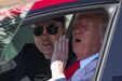 Donald Trump e Musk tentam vender Teslas