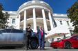 Donald Trump e Musk tentam vender Teslas
