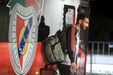 Pavlidis a sair do autocarro do Benfica