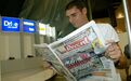 Delibasic no aeroporto a ler o Jornal Record