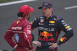 Max Verstappen à conversa com Lewis Hamilton