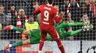 Donnarumma defende o penálti de Darwin no Liverpool-PSG