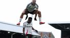 Ryan Sessegnon celebra o segundo golo do Fulham frente ao Tottenham com Rodrigo Muniz