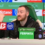 Ian Cathro em bom português na conferência: «Para jogar nesta equipa, é preciso ter c...! É mesmo...»