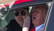 Donald Trump e Musk tentam vender Teslas
