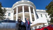 Donald Trump e Musk tentam vender Teslas