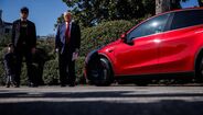 Donald Trump e Musk tentam vender Teslas