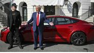 Donald Trump e Musk tentam vender Teslas
