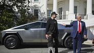 Donald Trump e Musk tentam vender Teslas