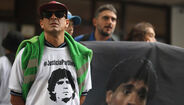 Muitos fãs de Maradona marcaram presença no exterior do tribunal 