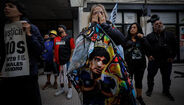 Muitos fãs de Maradona marcaram presença no exterior do tribunal 