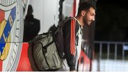 Pavlidis a sair do autocarro do Benfica
