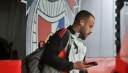 Arthur Cabral a sair do autocarro do Benfica