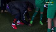 Renato Sanches a autografar chuteira de jovem no túnel do Estádio dos Arcos, em Vila do Conde