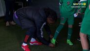 Renato Sanches a autografar chuteira de jovem no túnel do Estádio dos Arcos, em Vila do Conde