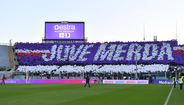 Tarja dos adeptos da Fiorentina para a receção à Juventus, com mensagem explícita