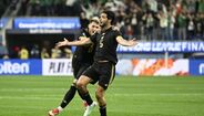 Raúl Jiménez bisou pelo México frente ao Canadá