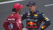 Max Verstappen à conversa com Lewis Hamilton