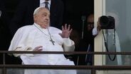 Papa Francisco saudou fiéis à janela do Hospital Gemelli de Roma