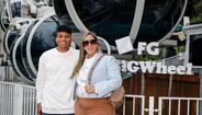 Alisson na companhia da mãe, Aldia