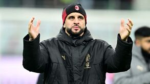 Kyle Walker apanhado a deixar bar em Milão com duas mulheres: ingleses falam em 