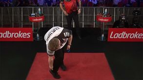 Campeonato de dardos marcado por momento bizarro: como é que isto aconteceu?