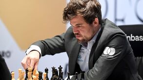 Magnus Carlsen leiloa jeans por mais de 34 mil dólares