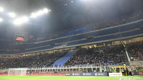 Bancada central 'despida' e uma tarja como mensagem: as imagens do protesto dos ultras do Milan