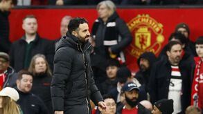 Ruben Amorim goleado por Ten Hag no 'Jogo do 24' em Old Trafford: resta a Liga Europa