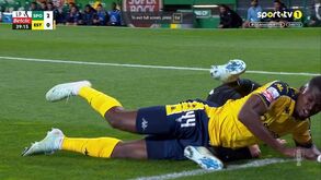 Sporting-Estoril: Boma caiu em cima da perna esquerda de Gyökeres e o sueco ficou a coxear