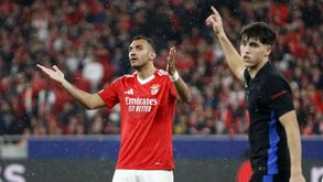 Como se compara o Benfica em gastos com salários relativamente aos outros clubes dos 'oitavos' da Champions