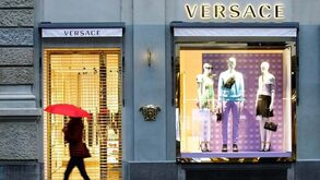Novo grupo de luxo? Prada quer comprar a Versace por 1,5 mil milhões de euros