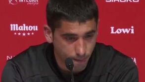 Ex-portista José Ángel em lágrimas ao anunciar o adeus ao futebol		