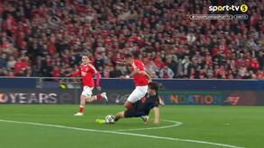 O lance que ditou a expulsão de Cubarsí e deixou o Barcelona em inferioridade numérica frente ao Benfica