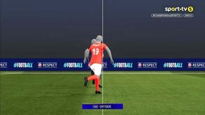 Árbitro assinalou penálti para o Benfica frente ao Barcelona mas reverteu devido a este fora de jogo